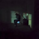 Влажная вата - Человек, сидящий в пустой комнате ()